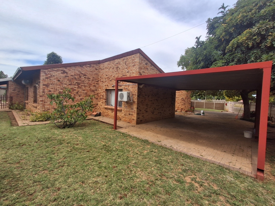 3 Bedroom Property for Sale in Fauna Park Free State